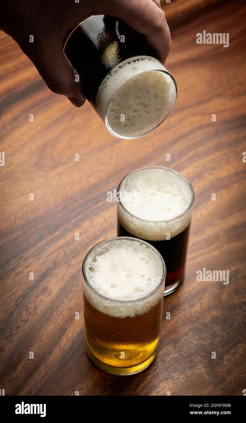 pilsner et la gelée de bière dessert en verre au restaurant sur table en  bois Photo Stock - Alamy