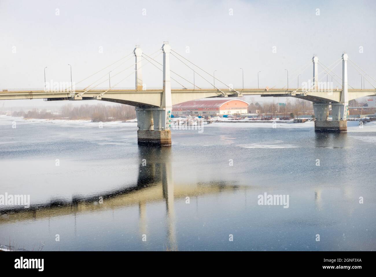 Vue sur le pont routier traversant la Volga dans la ville de Kimry par une journée d'hiver. Le plus long pont de la région de Tver Banque D'Images