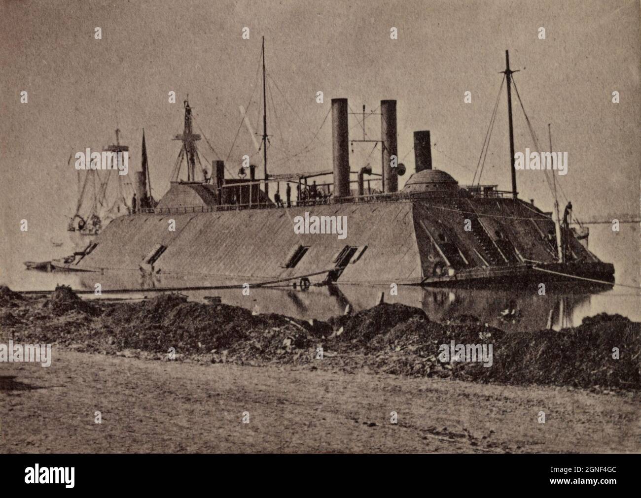 Photographie vintage vers 1862 bateau-canon de rivière à revêtement de fer de la marine de l'Union USS Essex à Baton Rouge, Louisiane. À l'origine, un ferry à vapeur nommé New Era, elle a été blindée et rebaptisée USS Essex. Banque D'Images