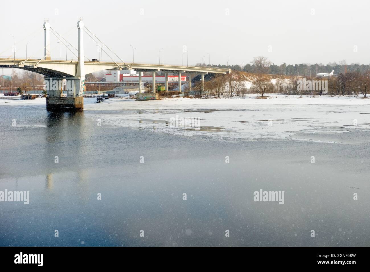 Vue sur le pont routier traversant la Volga dans la ville de Kimry par une journée d'hiver. Le plus long pont de la région de Tver Banque D'Images