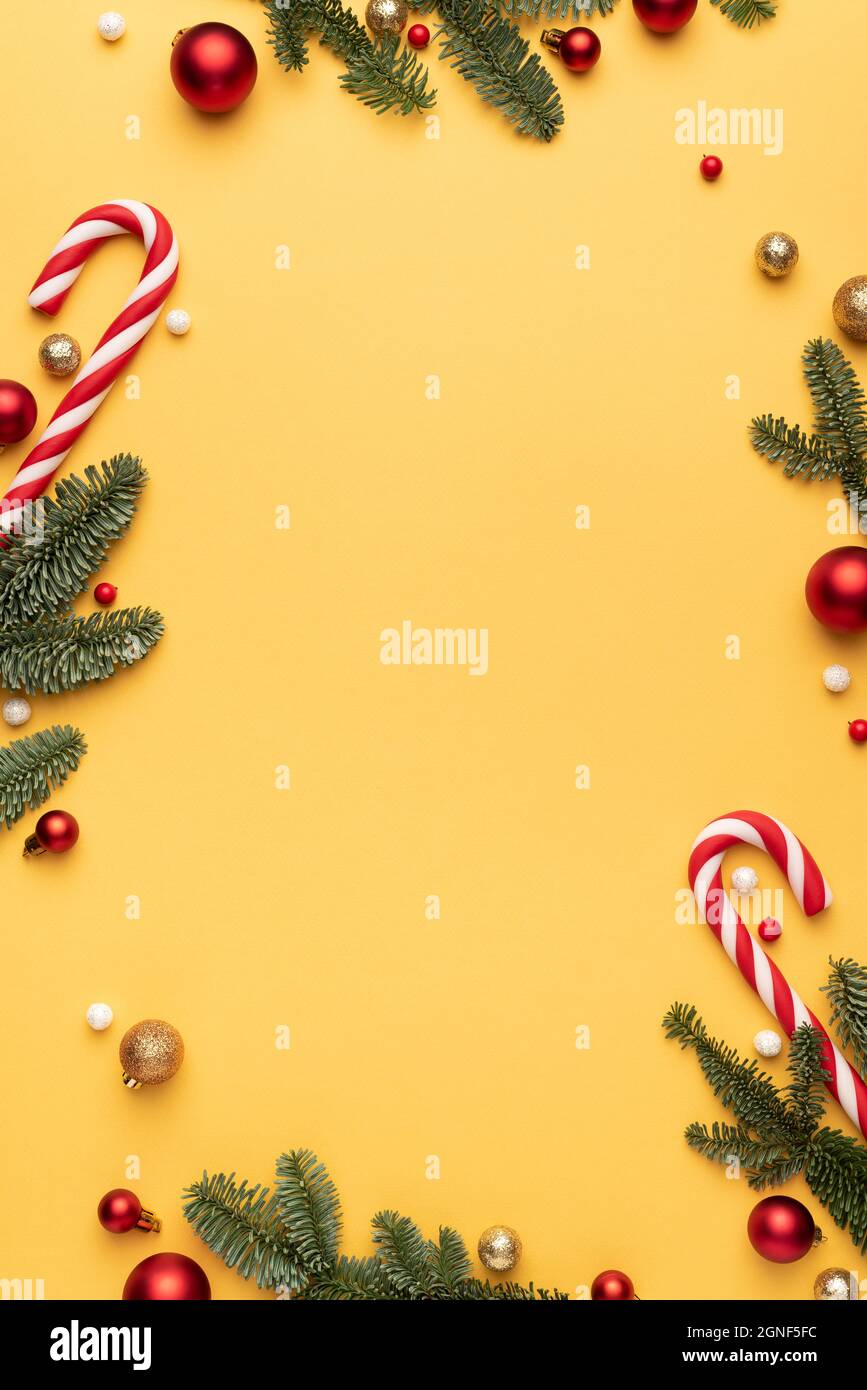 Fond de Noël jaune avec cadre de Noël. Plan à plat, vue de dessus et espace de copie pour le texte Banque D'Images