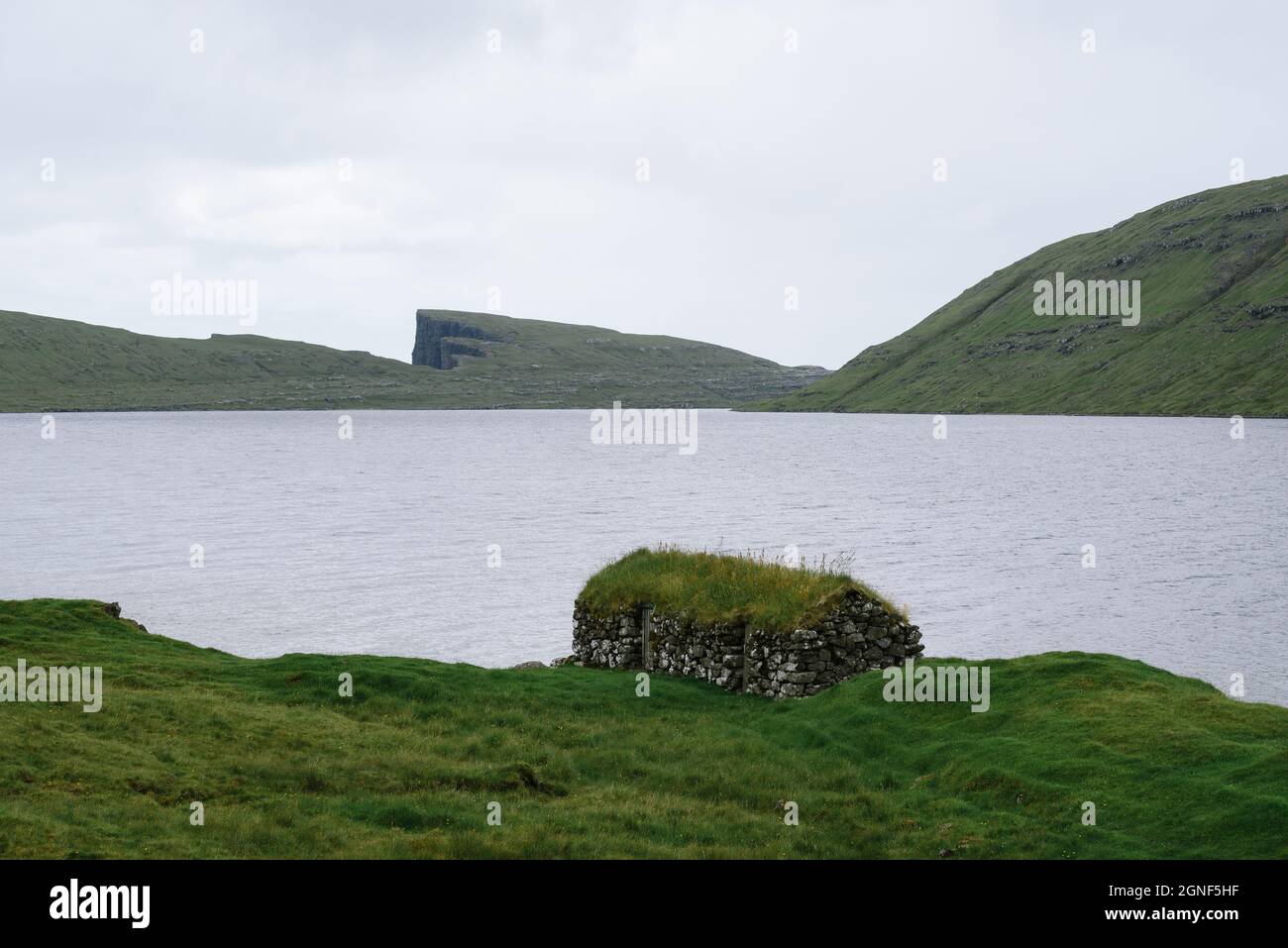 Vue sur le lac Leitisvatn ou Sorvagsvatn sur l'île de Vagar, îles Féroé Banque D'Images