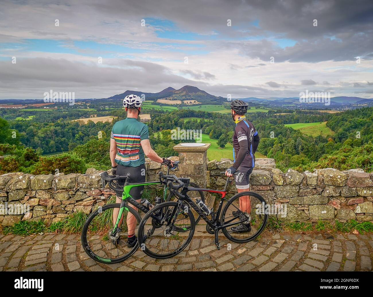 Scotts View, Royaume-Uni. 25 septembre 2021. 25 septembre 2021 ScottÕs View, Scottish Borders, Scotland, UKUK Scotland weather. Les passionnés de cyclisme de route du club de cyclisme Lauder Mamils prennent un moment à ScottÕs View pour admirer la vue magnifique sur les champs verts et les arbres vers les collines d'Eildon, lors d'une journée idéale pour faire du vélo dans les frontières écossaises. Crédit : phil wilkinson/Alay Live News Banque D'Images