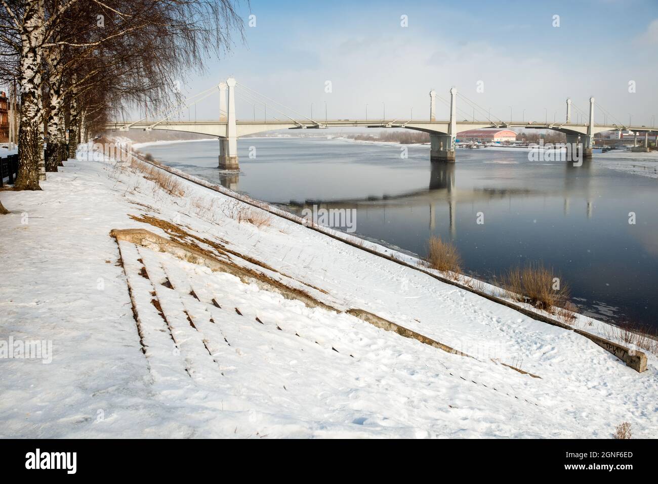 Vue sur le pont routier traversant la Volga dans la ville de Kimry par une journée d'hiver. Le plus long pont de la région de Tver Banque D'Images