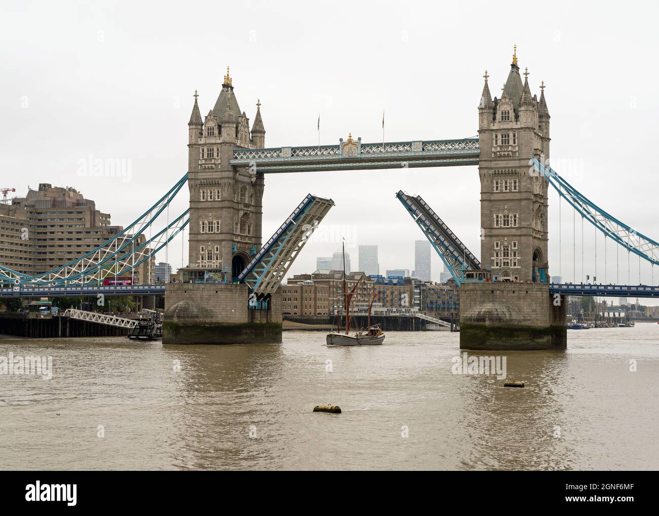 La Péniche à voile flottera à travers un pont à tour ouverte par une journée nuageux. Londres - 25 septembre 2021 Banque D'Images