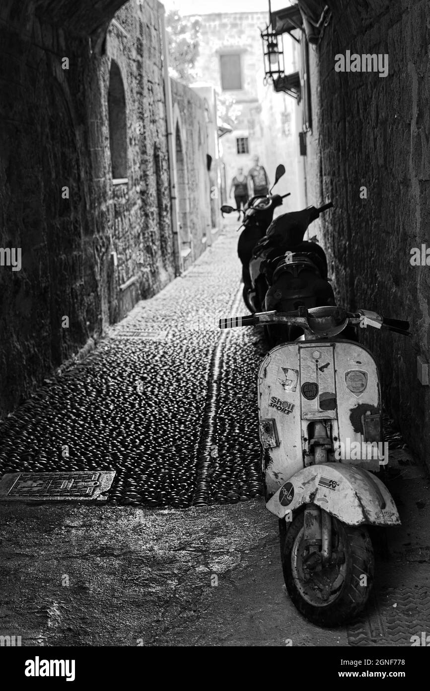 Vieille Vespa dans la vieille ville Banque D'Images