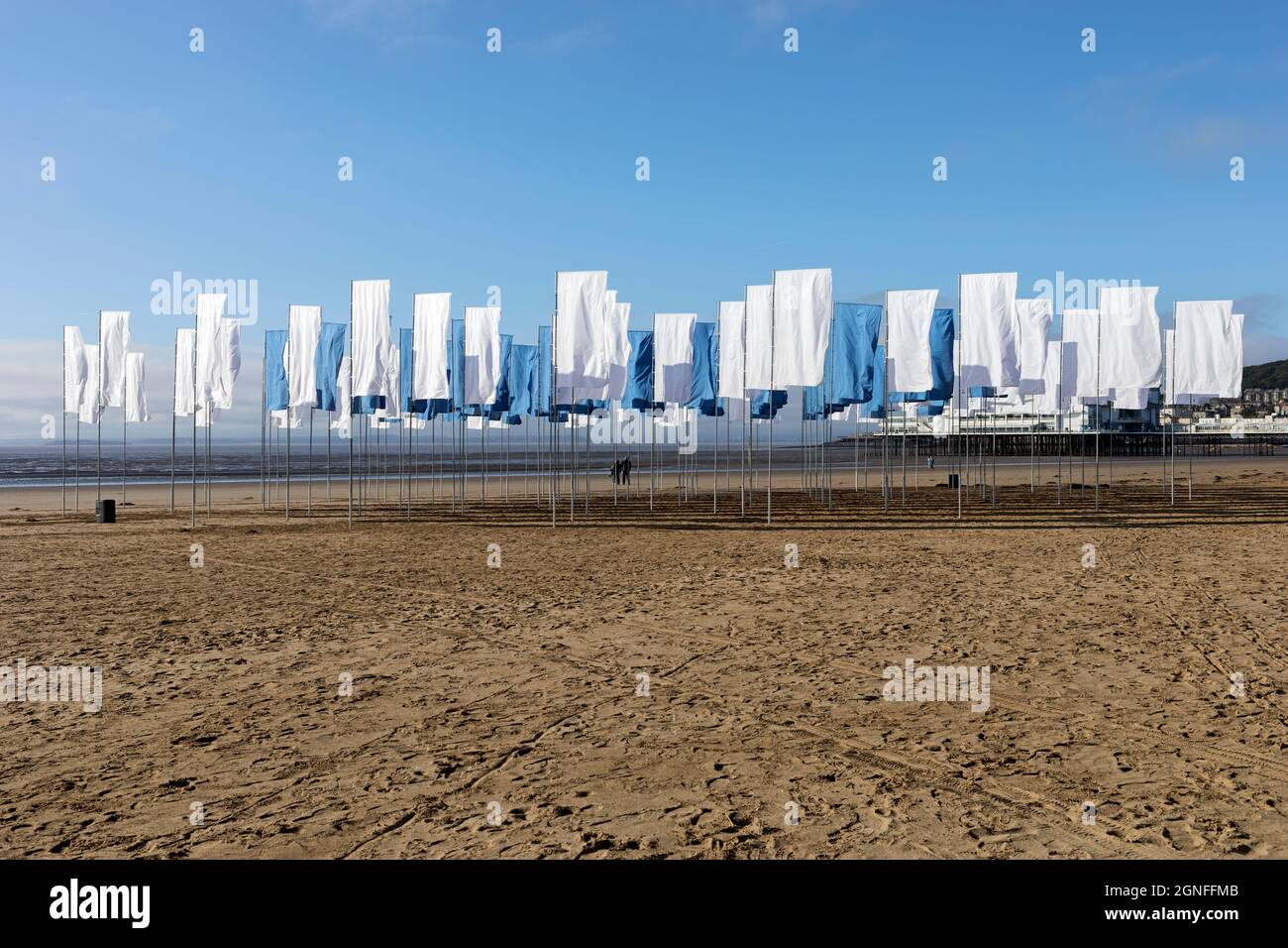 L’œuvre de Luke Jerram “in Memoriam” sur la plage de Weston-super-Mare, Royaume-Uni, le 24 septembre 2021. L'installation est un mémorial temporaire pour ceux qui sont morts pendant la pandémie COVID-19 et se compose de drapeaux faits de draps NHS disposés sous forme de logo médical. Il a été commandé par Culture Weston et les hôpitaux universitaires Bristol et Weston NHS Foundation Trust, et a fait une tournée au Royaume-Uni avant d'arriver à Weston-super-Mare dans le cadre de la semaine des arts et de la santé de Weston. Banque D'Images