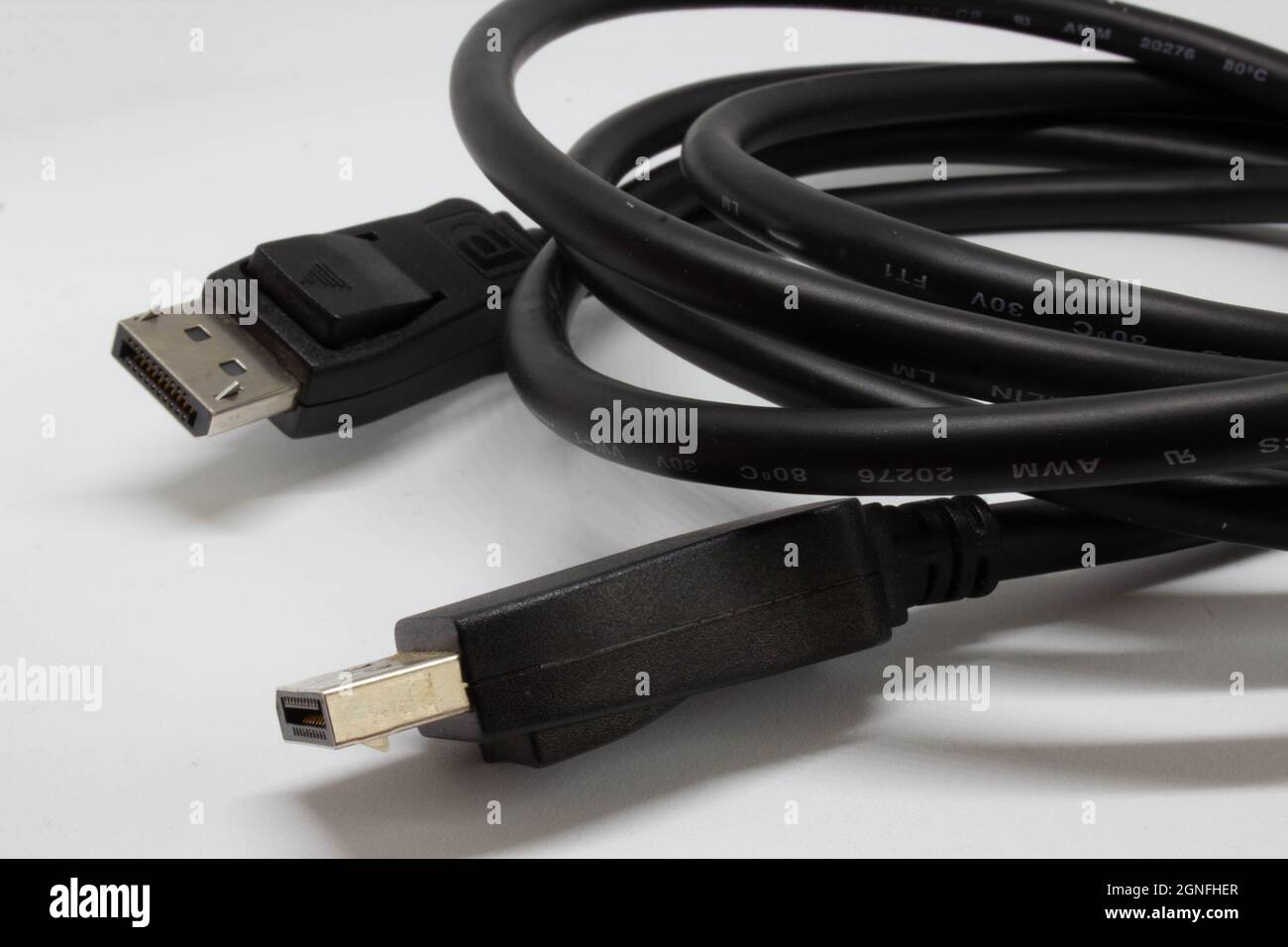 Câble HDMI. Câble de surveillance haute définition. Sur fond blanc Banque D'Images