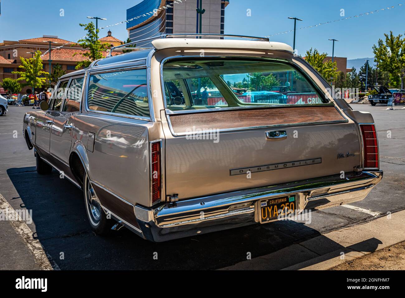 Reno, NV - 3 août 2021 : 1967 Oldsmobile Vista Cruiser Station Wagon à un salon de voiture local. Banque D'Images