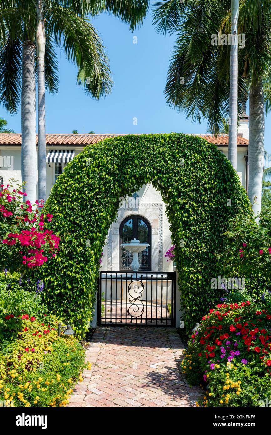 Entrée latérale à la majestueuse maison de luxe à Naples, Floride, États-Unis Banque D'Images