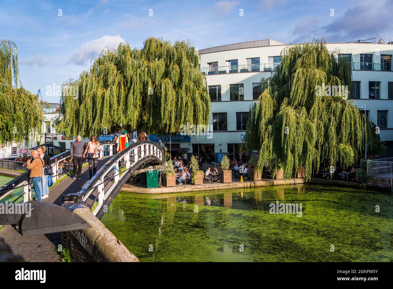 Pont à Camden Lock, un centre de mode et de musique alternative, Camden Town, Londres, Angleterre, Royaume-Uni Banque D'Images