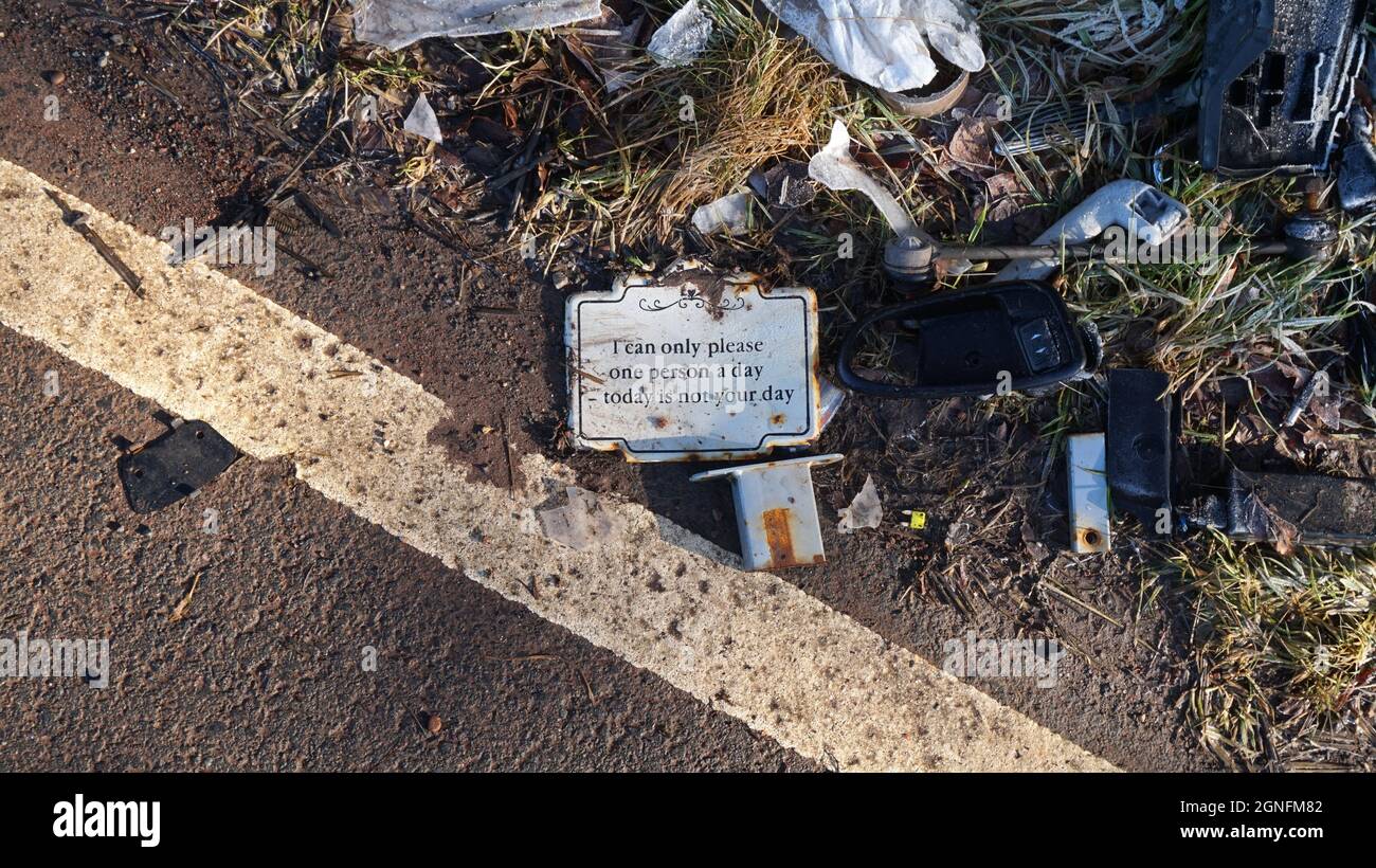 Les déchets ménagers ont été déversés sur la route dans le parc national de Peak, le matin glacial Banque D'Images