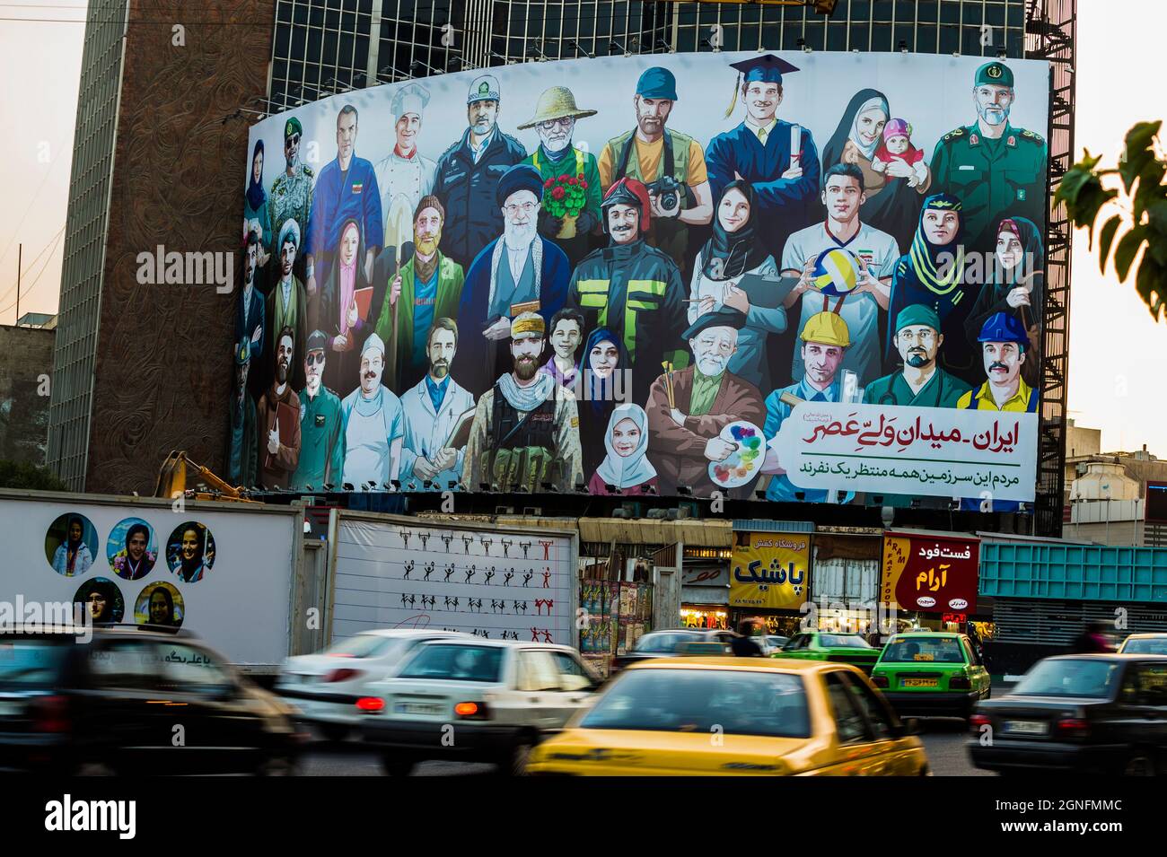 IRAN. TÉHÉRAN. IMMENSES FRESQUES QUI CÉLÈBRENT LE MODÈLE SOCIAL, PROFESSIONNEL ET FAMILIAL MIS EN PLACE PAR LA PUISSANCE ISLAMIQUE Banque D'Images