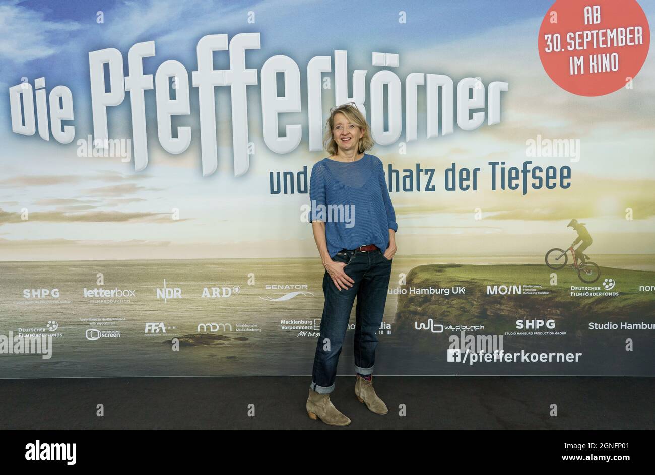 Hambourg, Allemagne. 25 septembre 2021. L'actrice Anna Böttcher apparaît sur le tapis rouge lors de la première du film « Die Pfefferkörner und der Schatz der Tiefsee » au CinemaxX à Hambourg. Credit: Axel Heimken/dpa/Alay Live News Banque D'Images