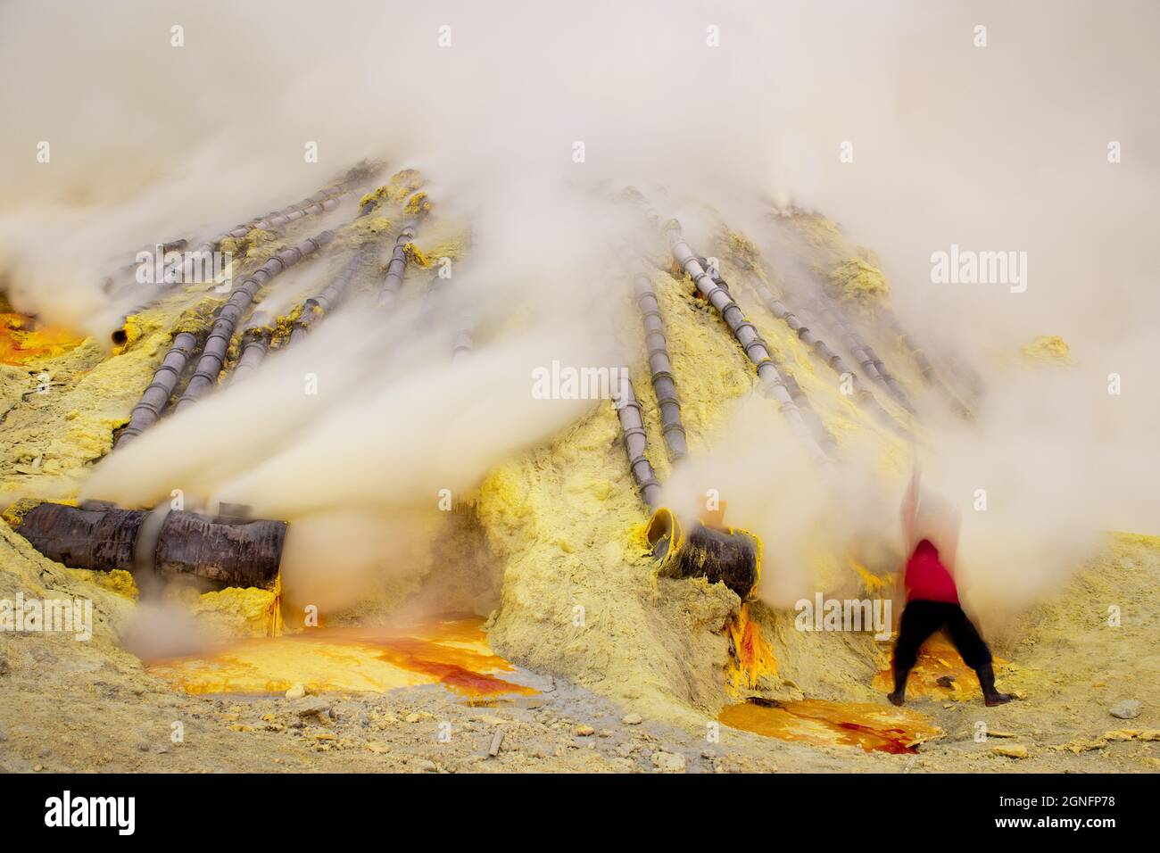 INDONÉSIE. ÎLE JAVA. KAWAH IJEN (CRATÈRE VERT). VOLCAN ACTIF EXPLOSIF. SON CRATÈRE SUMMIT COUNTAINS UN SOLFATARE (TYPIFY DE FUMAROLE REJETANT IMP Banque D'Images