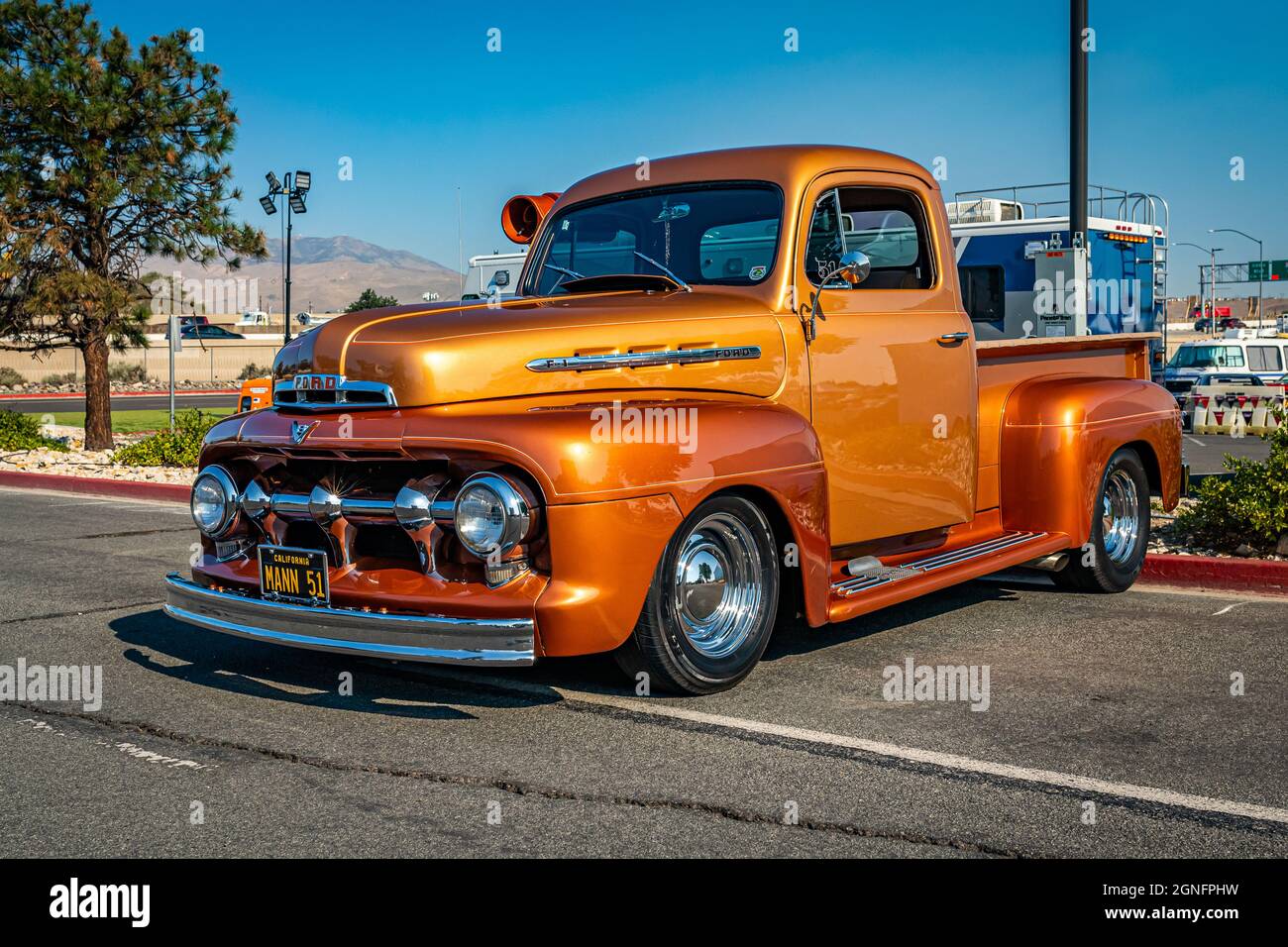 Reno, NV - 4 août 2021 : camion Ford F1 1951 à un salon de voiture local. Banque D'Images