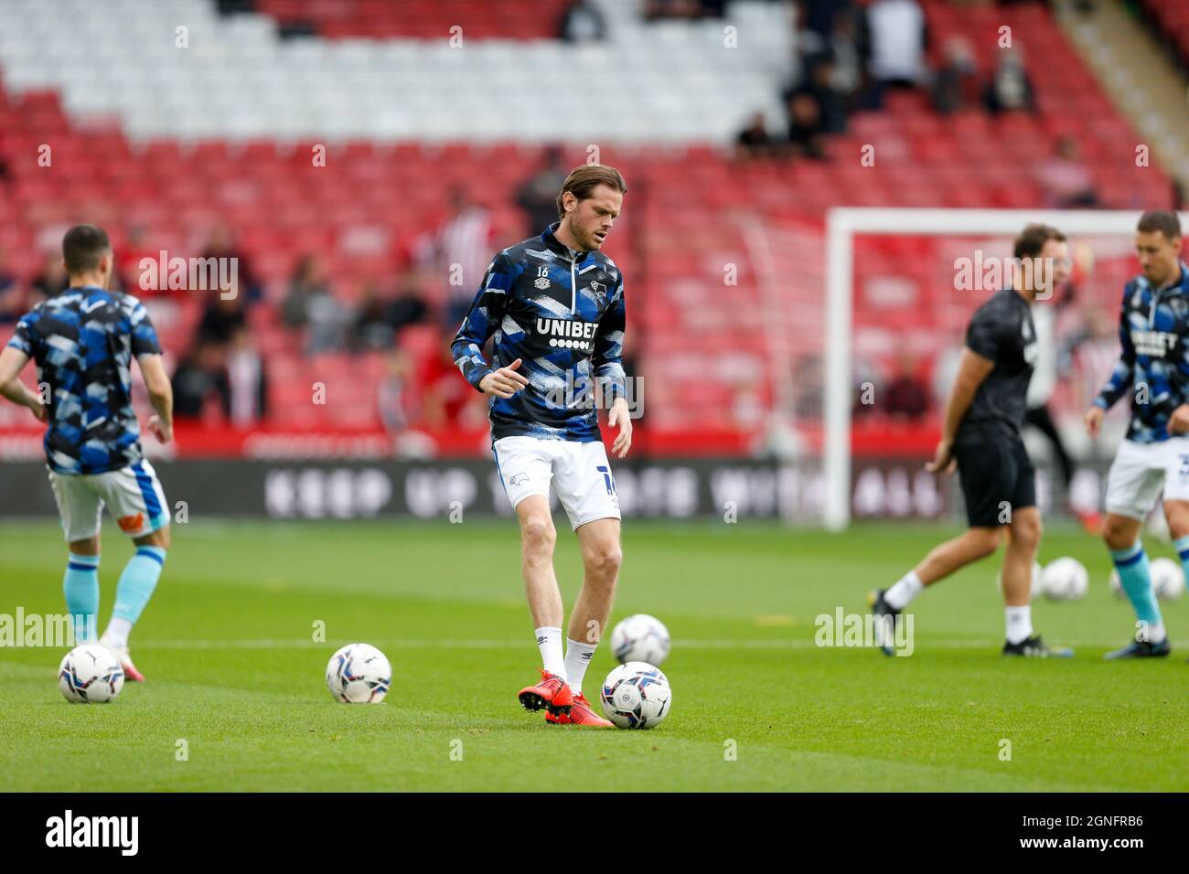 Richard Stearman #16 de Derby County se réchauffe avant le match Banque D'Images