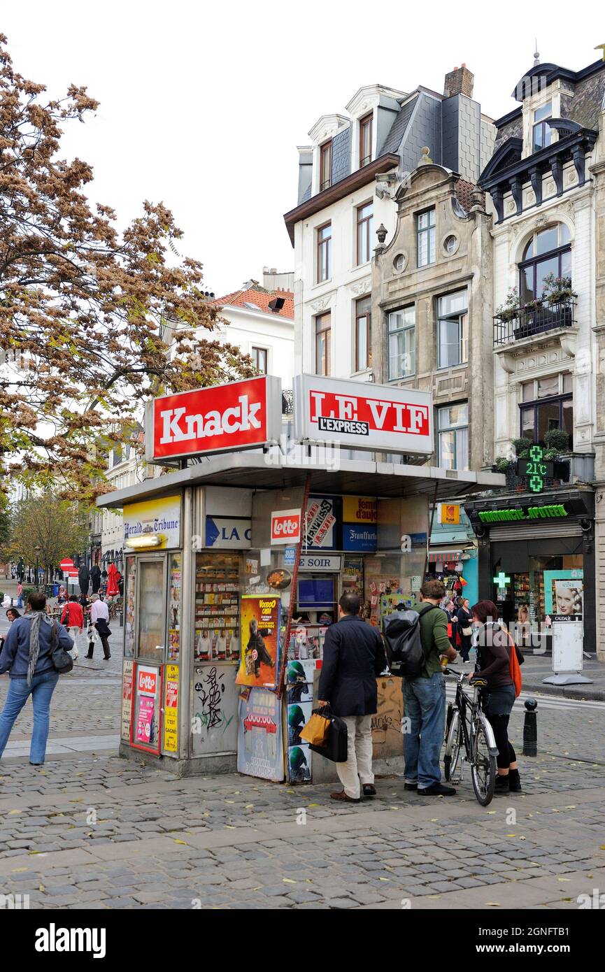 BELGIQUE, VILLE DE BRUXELLES, QUARTIER DU CENTRE APPELÉ LE PENTAGONE,  KIOSQUE À JOURNAUX ET CIGARETTES SITUÉ SUR LA RUE MARCHE AUX HERBES Photo  Stock