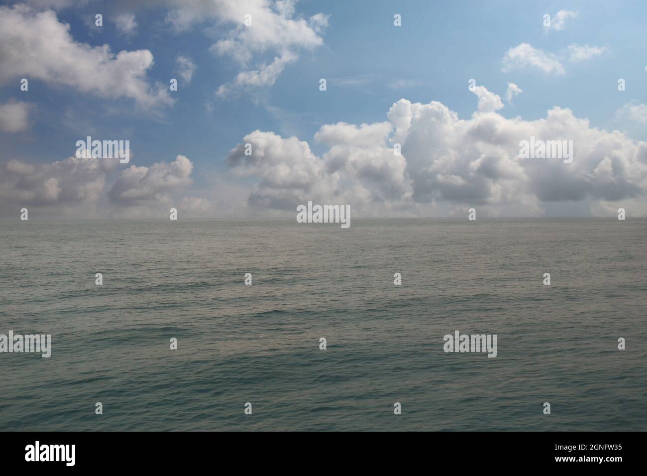 Mer lisse et ciel bleu dans la journée avec air clair pour le design dans votre concept de travail. Banque D'Images