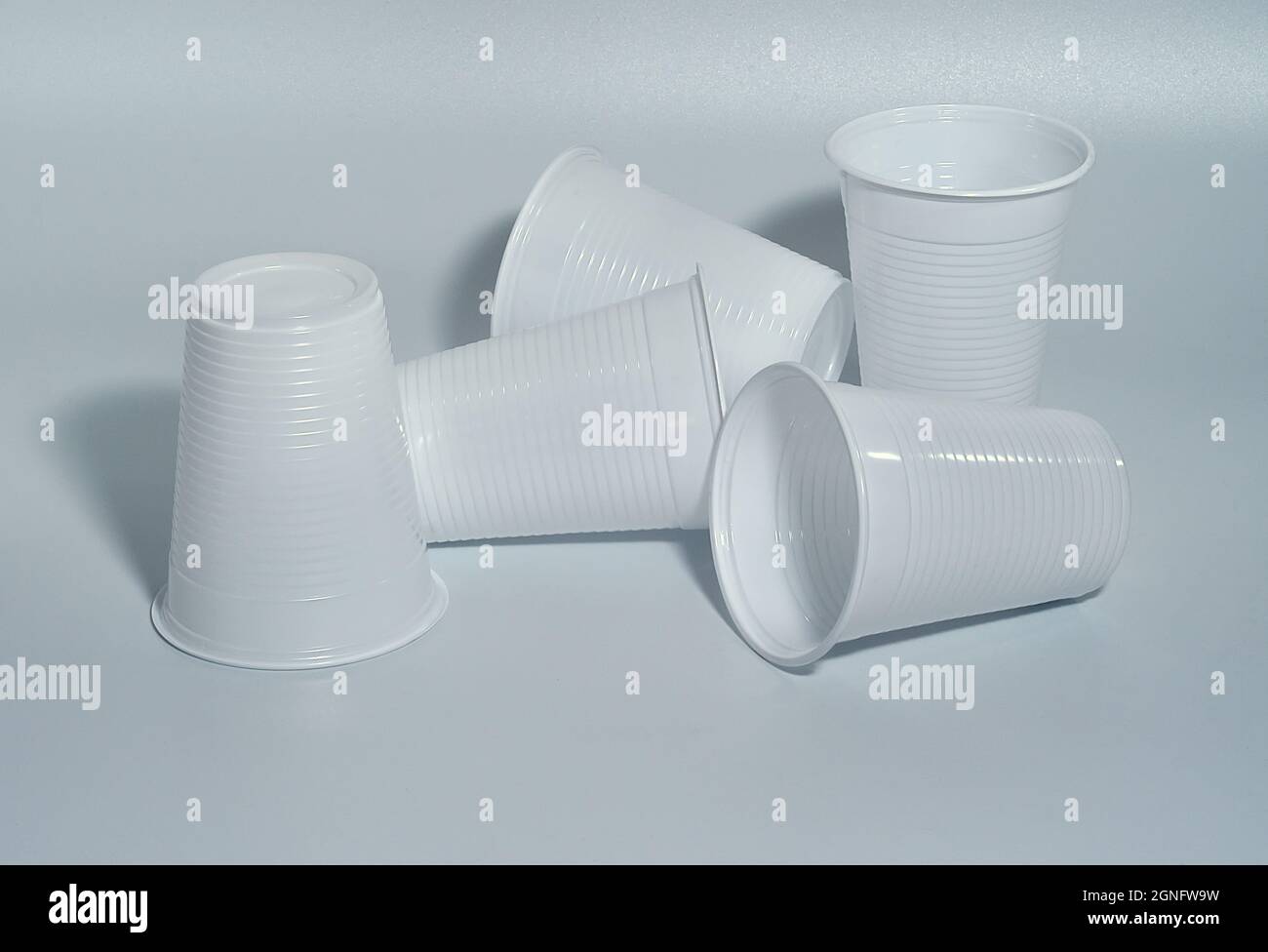 Tasses en plastique blanc Banque D'Images