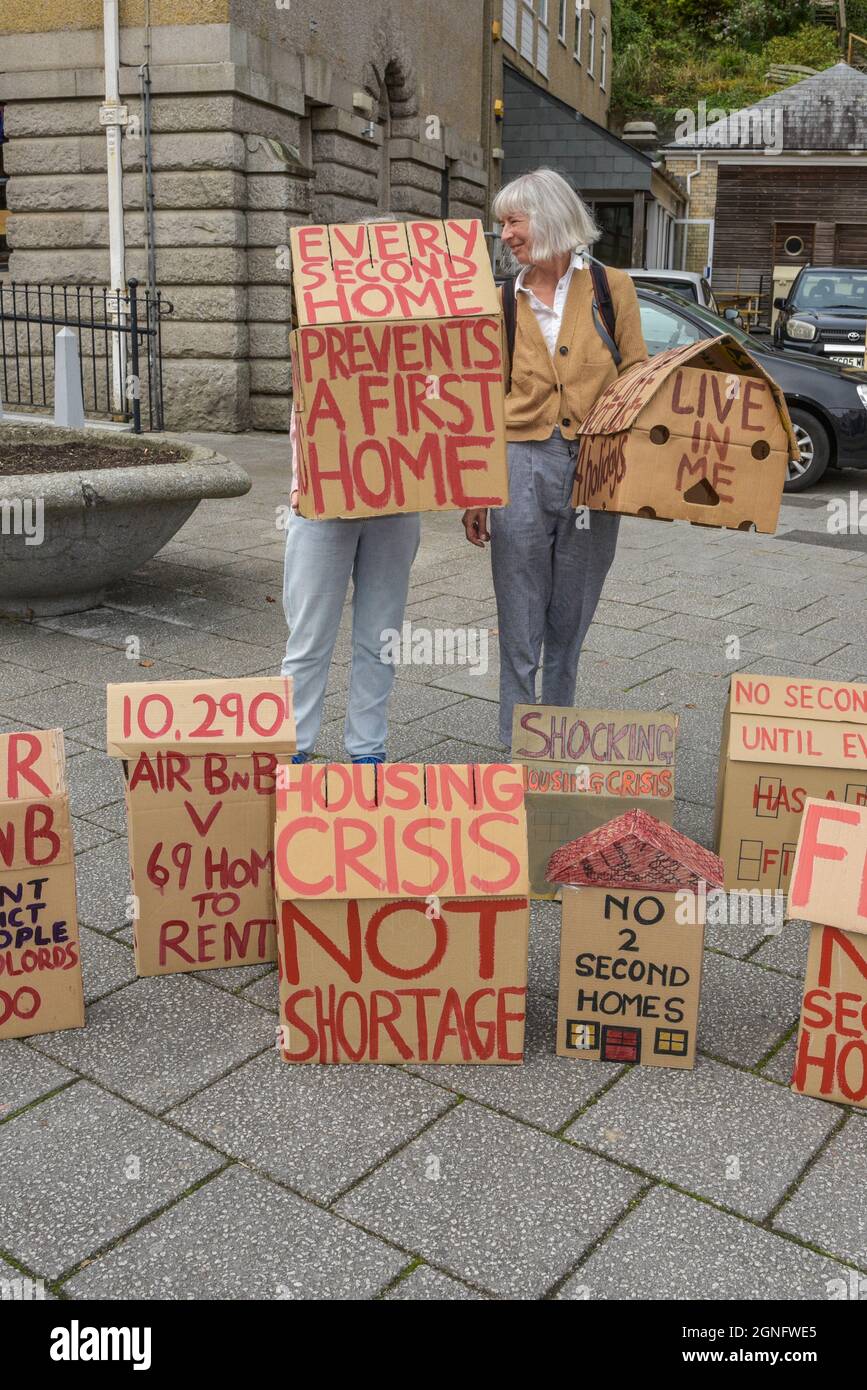 Falmouth, Cornwall, Royaume-Uni. 25 septembre 2021. Une manifestation à Falmouth protestant contre le grave manque de logements disponibles dans les Cornouailles. Gordon Scammell/Alamy Live News. Banque D'Images