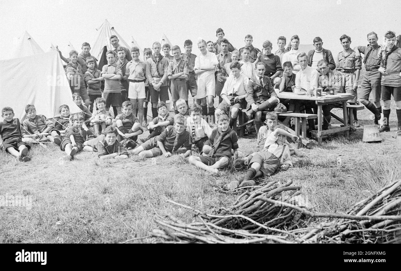 Membres de la 28e compagnie, les Boy Scouts de Beckenham posant pour une photo de groupe lors d'un voyage de camping. 1920s/1930s. Banque D'Images