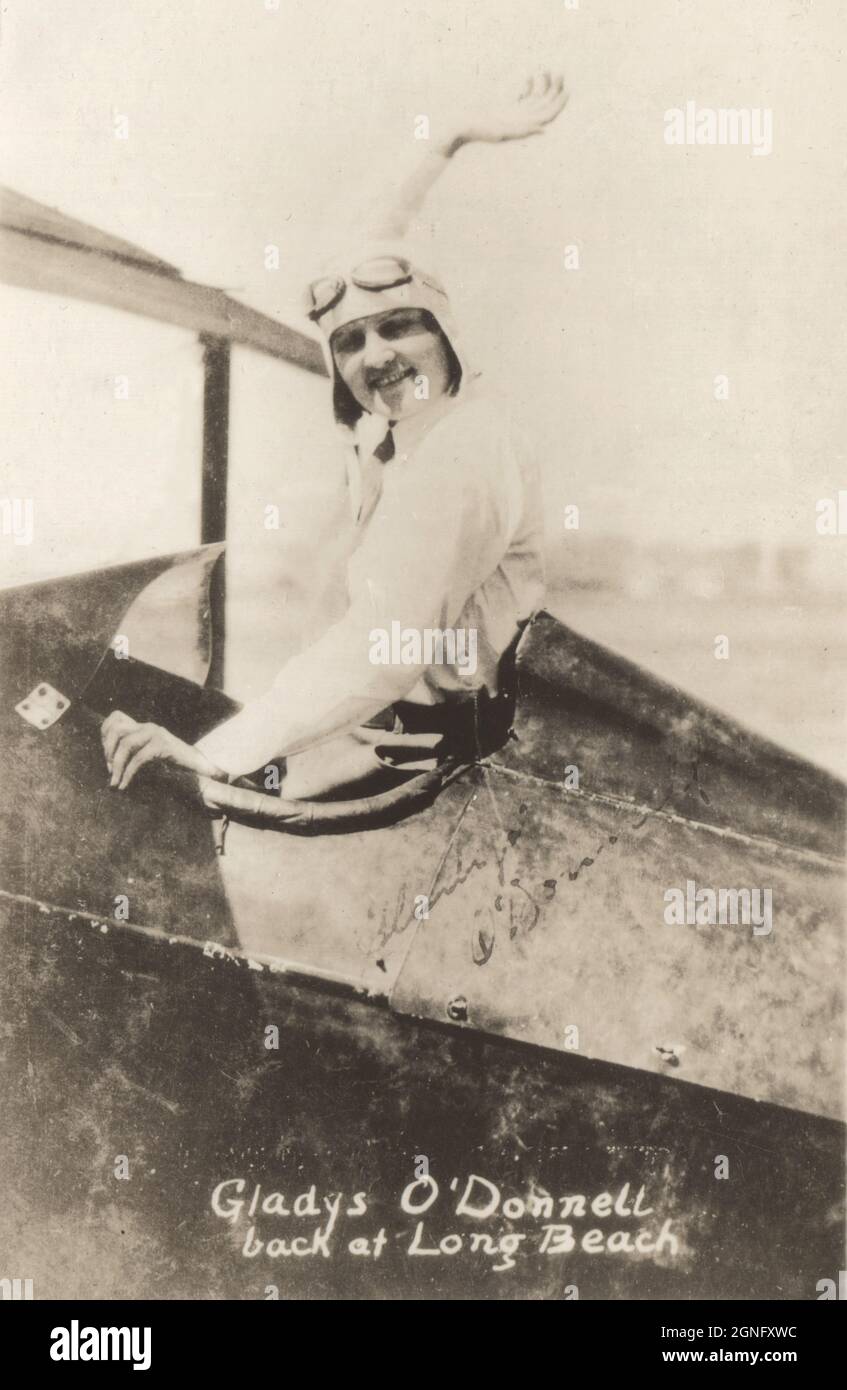 Photo signée de l’aviateur américain, Gladys O’Donnell ayant remporté le Powder Puff Derby de 1930. En 1929, O'Donnell était la seule femme pilote autorisée à long Beach, en Californie, et avec seulement 40 heures de vol en solo, elle entra dans le premier «Women's Air Derby» (Powder Puff Derby), finissant en deuxième place. L'année suivante, elle est de nouveau inscrite, gagnant cette fois le premier prix. Banque D'Images