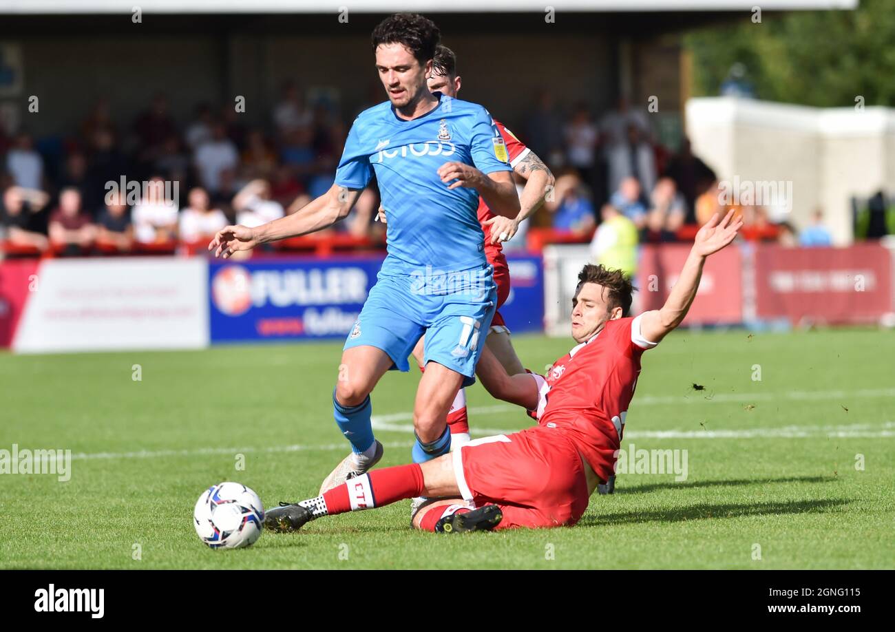 Crawley Sussex Royaume-Uni 25 septembre 2021 - Alex Gilliead de Bradford (à gauche) est abordé par Nicholas Tsaroulla de Crawley pendant le match Sky Bet League deux entre Crawley Town et Bradford City au stade de pension du peuple : crédit Simon Dack /TPI/ Alamy Live News - usage éditorial seulement.Pas de merchandising.Pour les images de football, les restrictions FA et Premier League s'appliquent inc. Aucune utilisation Internet/mobile sans licence FAPL - pour plus de détails, contactez football Dataco Banque D'Images