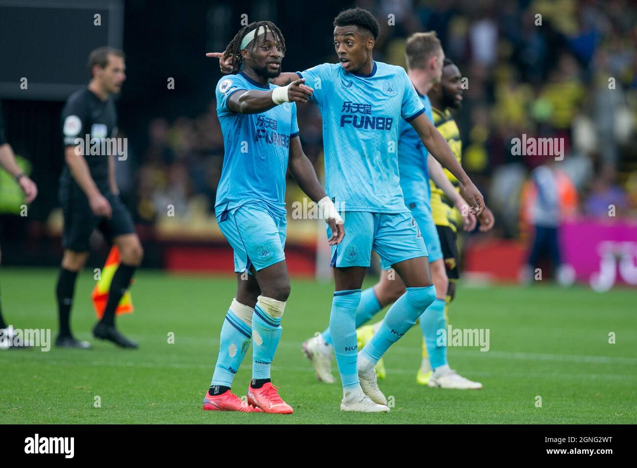 WATFORD, ROYAUME-UNI. 25 SEPT Allan Saint-Maximin de Newcastle et Joe Willock de Newcastle gestes pendant le match de la première ligue entre Watford et Newcastle United à Vicarage Road, Watford le samedi 25 septembre 2021. (Credit: Federico Maranesi | MI News) Credit: MI News & Sport /Alay Live News Banque D'Images