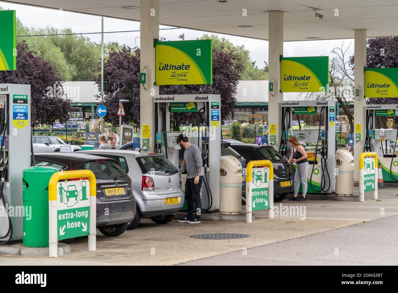 Bury St Edmunds, Royaume-Uni. 25 septembre 2021. Les gens qui ont rempli  leur voiture à la station-service BP pendant la crise du carburant à Bury  St Edmunds.le 23 septembre, BP a été