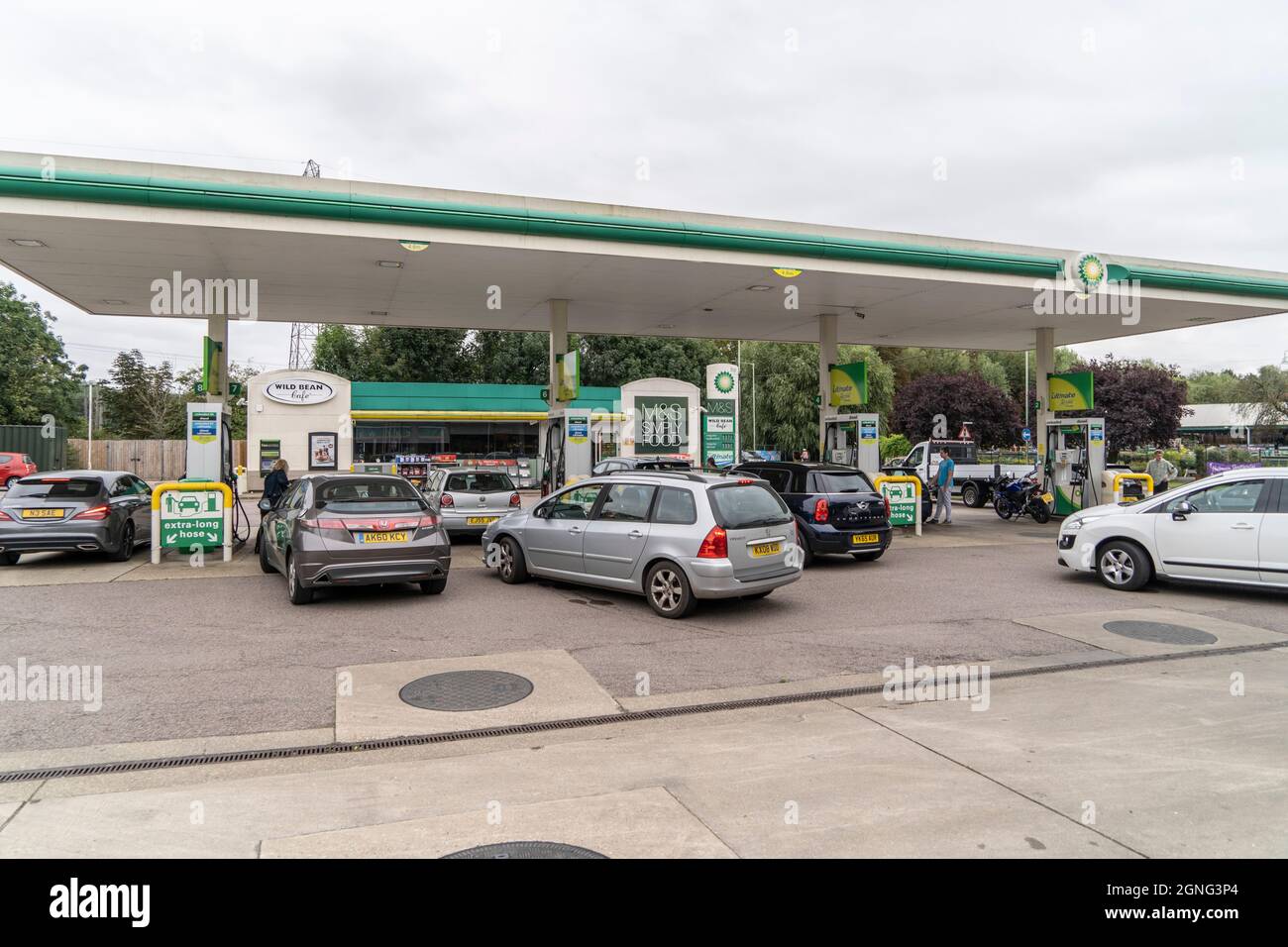 Les gens qui ont rempli leur voiture à la station-service BP pendant la crise du carburant à Bury St Edmunds.le 23 septembre, BP a été forcé de fermer quelques-unes de ses stations-service en raison de pénuries de carburant causées par un manque de chauffeurs de camions. La nouvelle des pénuries de carburant a rapidement provoqué une vague d'achats de panique dans tout le Royaume-Uni, les automobilistes faisant la queue pendant des heures pour acheter de l'essence et du diesel. (Photo par Edward Crawford / SOPA Images / Sipa USA) Banque D'Images