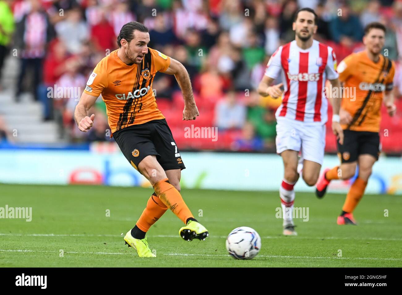 Lewie Coyle #2 de Hull City passe le ballon Banque D'Images