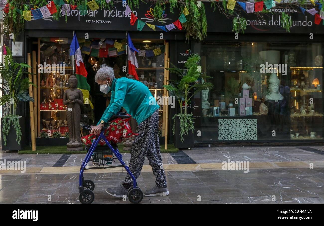 25 septembre 2021 : 25 septembre 2021 (Malaga) les promenades de femmes ont aidé avec des fauteuils roulants. (Credit image: © Lorenzo Carnero/ZUMA Press Wire) Banque D'Images