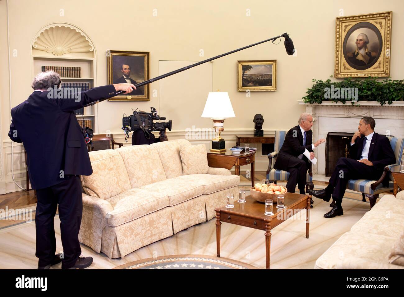 Le président Barack Obama rencontre le vice-président Joe Biden dans le bureau ovale, tandis que les équipes audio et vidéo de NBC enregistrent des séquences pour l'offre spéciale « Inside the Obama White House », le 29 mai 2009. (Photo officielle de la Maison Blanche par Pete Souza) cette photo officielle de la Maison Blanche est mise à la disposition des organismes de presse pour publication et/ou pour impression personnelle par le(s) sujet(s) de la photo. La photographie ne peut être manipulée d'aucune manière ou utilisée dans des matériaux, des publicités, des produits ou des promotions qui, de quelque manière que ce soit, suggèrent l'approbation ou l'approbation du Président, la première Fam Banque D'Images