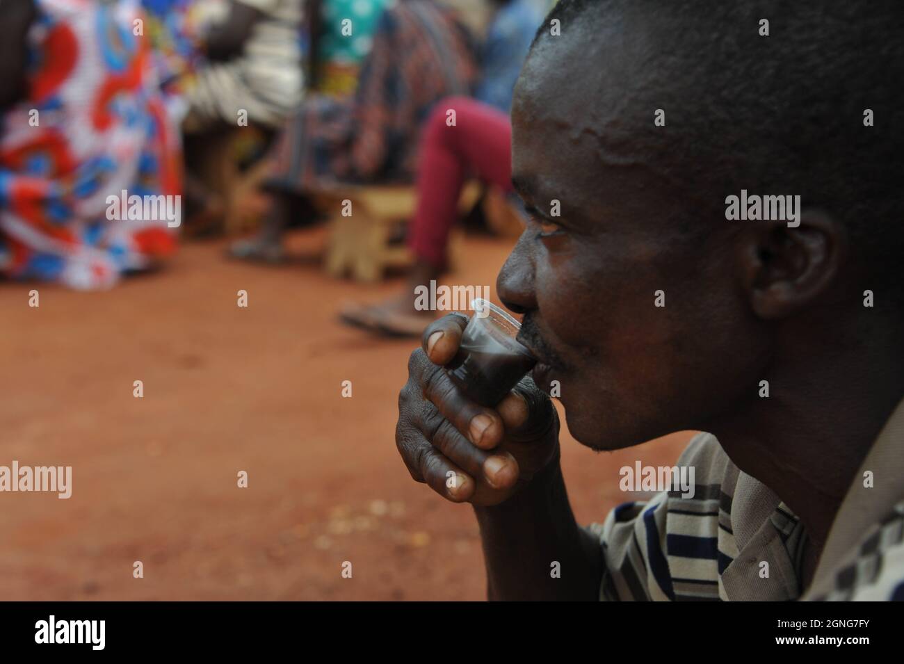 (210925) -- ACCRA, le 25 septembre 2021 (Xinhua) -- Un homme boit du jus de noni produit par une entreprise locale à Dodome, dans la région de Volta, au Ghana, le 10 septembre 2021. Les entreprises locales donnent gratuitement des insectifuges organiques aux habitants, certains pour avoir maculé sur le corps et d'autres pour avoir brûlé dans leurs chambres pour repousser les attaques des phlébotomines, qui peuvent causer des lésions cutanées graves et des infections parasitaires à la leishmaniose. Ils font également don de suppléments alimentaires certifiés produits à partir de la plante noni aux locaux comme immunostimulants contre les infections causées par les piqûres d'insectes. POUR ALLER AVEC 'Feature: L'agriculture ghanéenne Banque D'Images