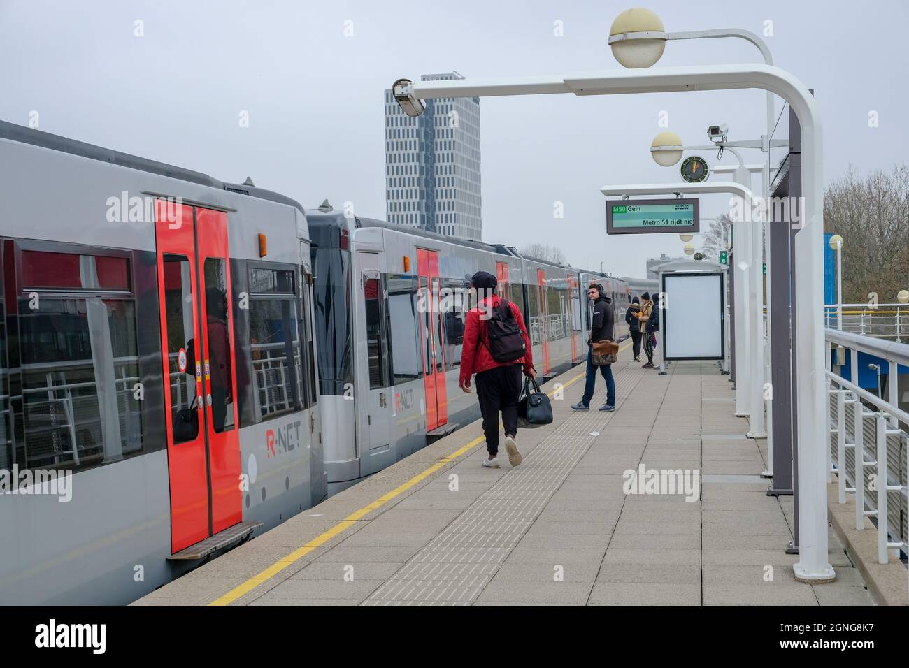 Amsterdam, pays-Bas - avril 2019 : ligne de métro M50 d'Amsterdam, direction Gein, à la station de métro Overamstel Banque D'Images