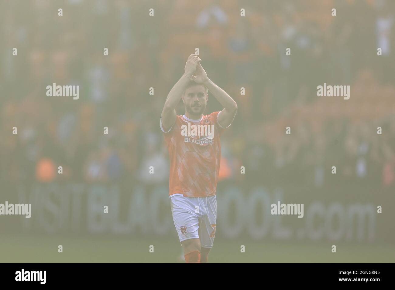 Blackpool, Royaume-Uni. 25 septembre 2021. Luke Garbutt #29 de Blackpool applaudit les fans de Blackpool à travers un stade rempli de fumée comme ils ont battu Barnsley 1-0 à Blackpool, Royaume-Uni le 9/25/2021. (Photo de Mark Cosgrove/News Images/Sipa USA) crédit: SIPA USA/Alay Live News Banque D'Images