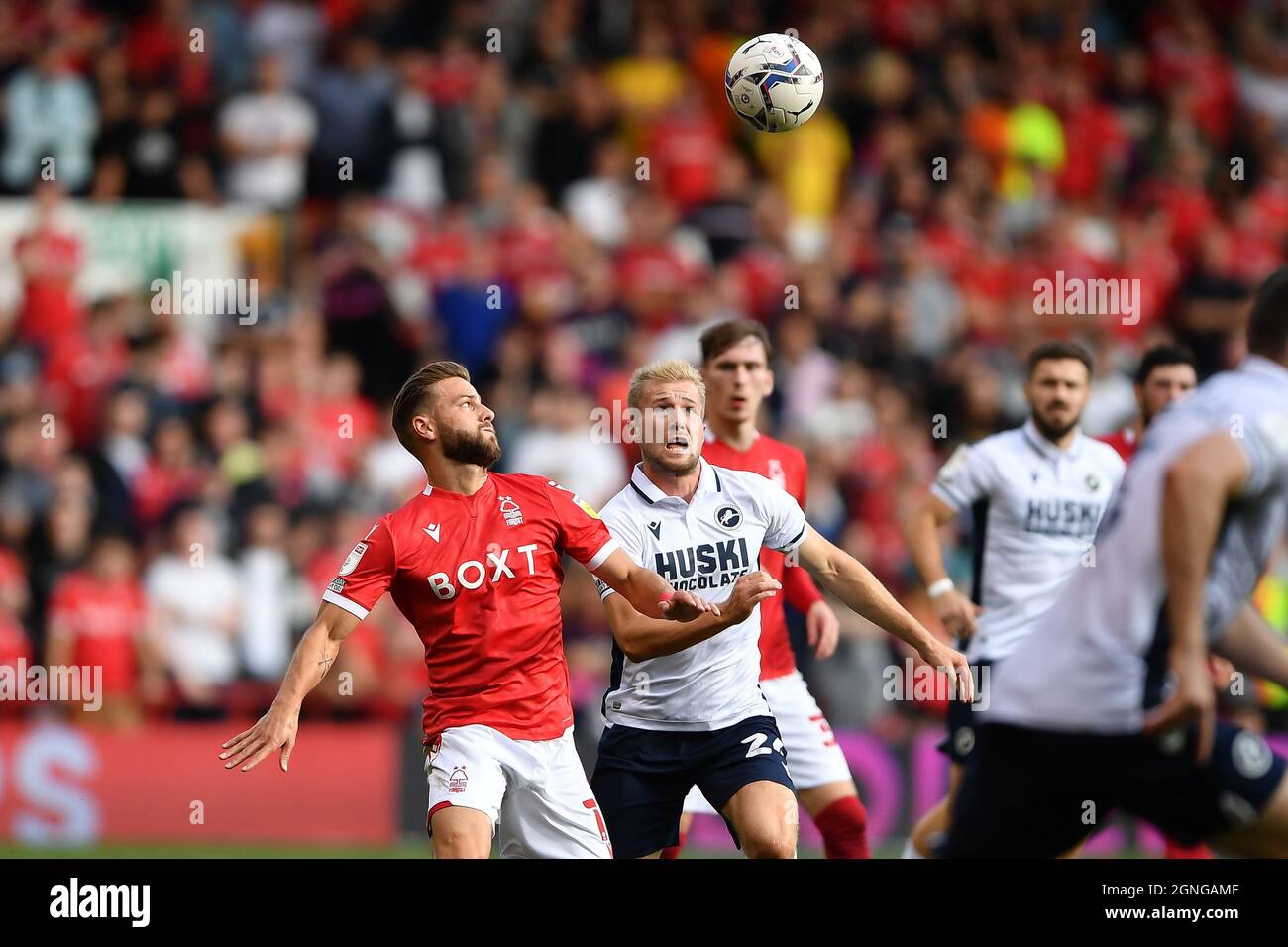 NOTTINGHAM, ROYAUME-UNI. 25 SEPT Philip Zinkernagel de la forêt de Nottingham et Billy Mitchell de Millwall lors du match de championnat Sky Bet entre la forêt de Nottingham et Millwall au City Ground, Nottingham, le samedi 25 septembre 2021. (Credit: Jon Hobley | MI News) Credit: MI News & Sport /Alay Live News Banque D'Images