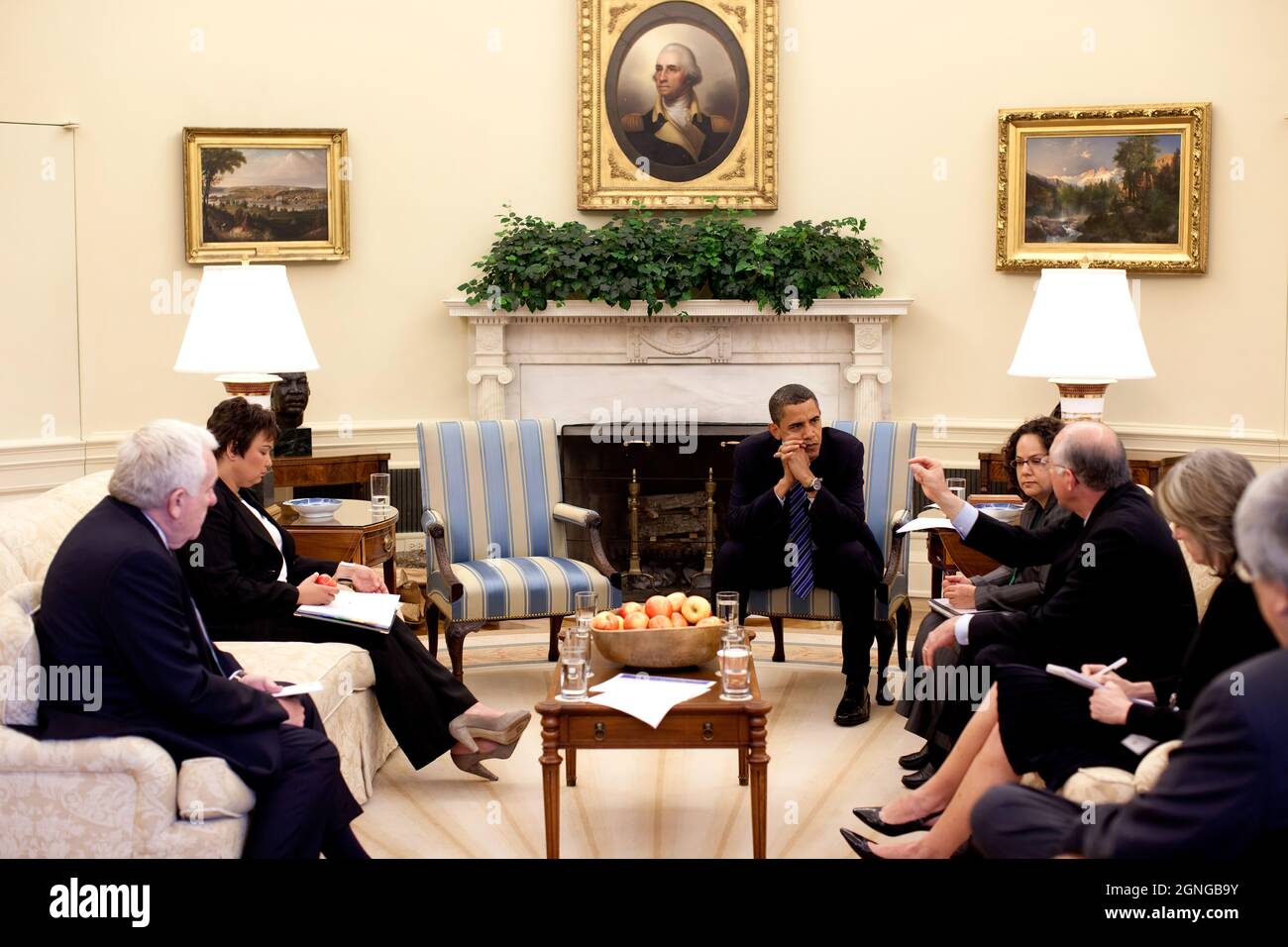 Le président Barack Obama écoute le secrétaire à l'intérieur Ken Salazar lors d'une réunion du Bureau ovale sur la réglementation des mines de montagne, le 9 juin 2009. De gauche à droite, Terrence 'Rock' Salt, secrétaire adjoint intérimaire de l'Armée de terre pour les travaux civils; Lisa Jackson, administratrice de l'EPA; la présidente; Nancy Sutley, Président du Conseil de la qualité de l'environnement; art. Salazar; et Carol Browner, adjointe du président pour l'énergie et le changement climatique. (Photo officielle de la Maison Blanche par Pete Souza) cette photo officielle de la Maison Blanche est mise à disposition pour publication par des organismes de presse et/ou pour persona Banque D'Images