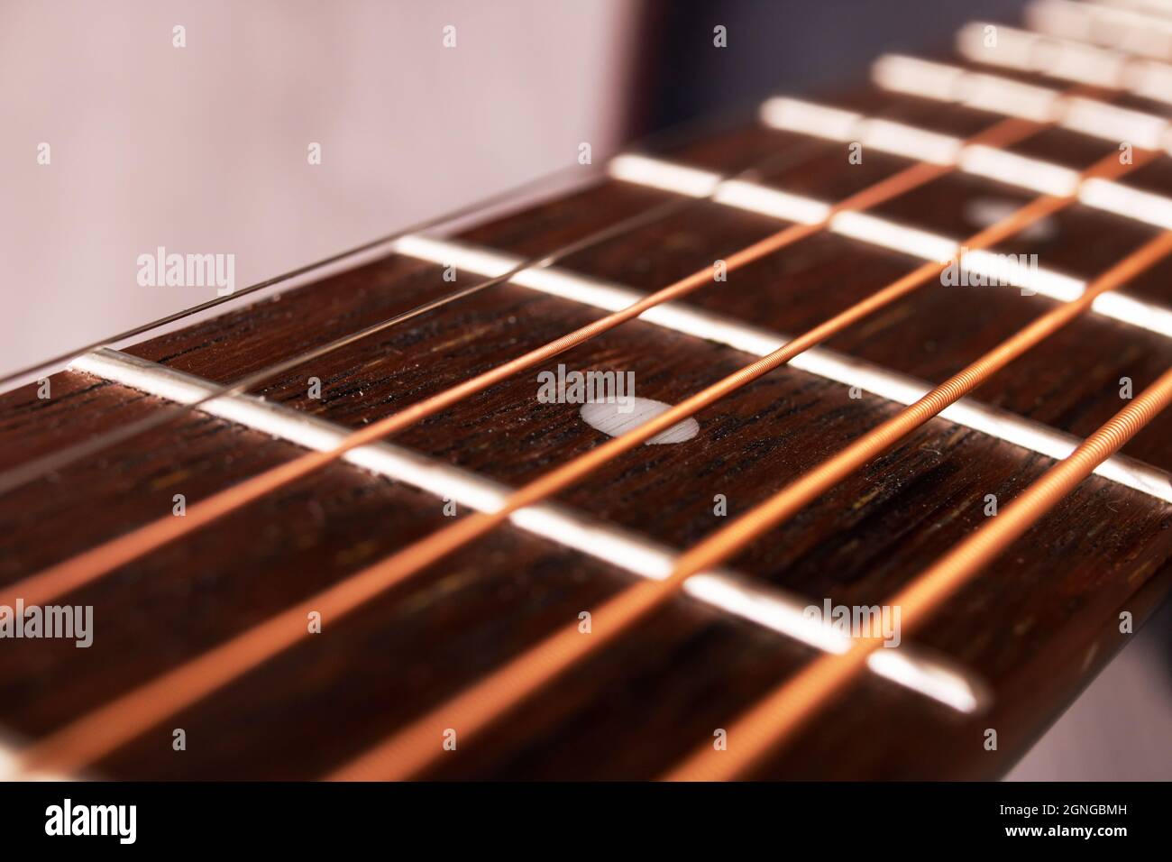 Cordes sur une guitare noire gros plan, vue de dessus Banque D'Images