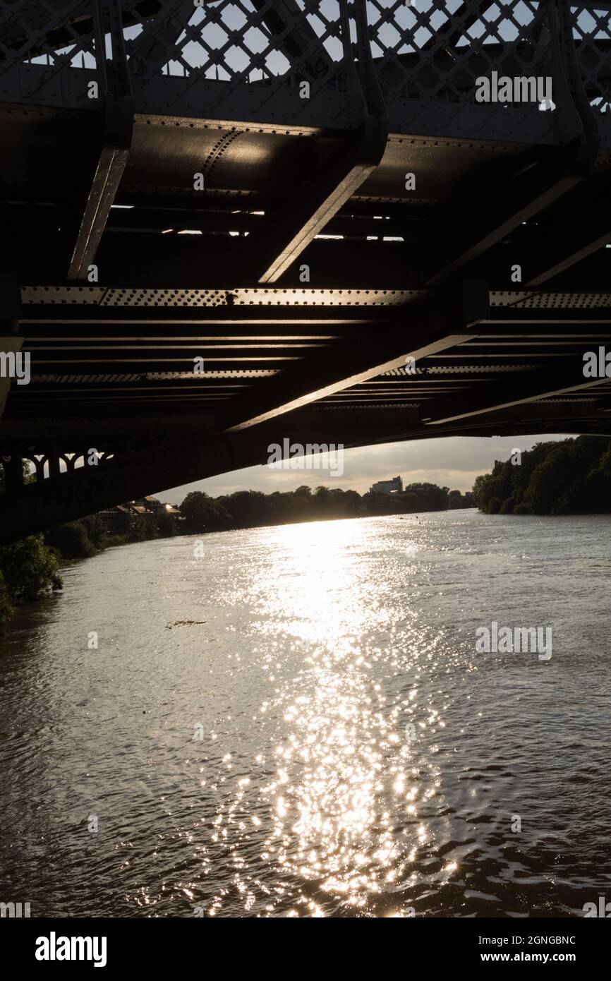 La Tamise qui coule sous le pont ferroviaire Barnes dans le sud-ouest de Londres, Angleterre, Royaume-Uni Banque D'Images