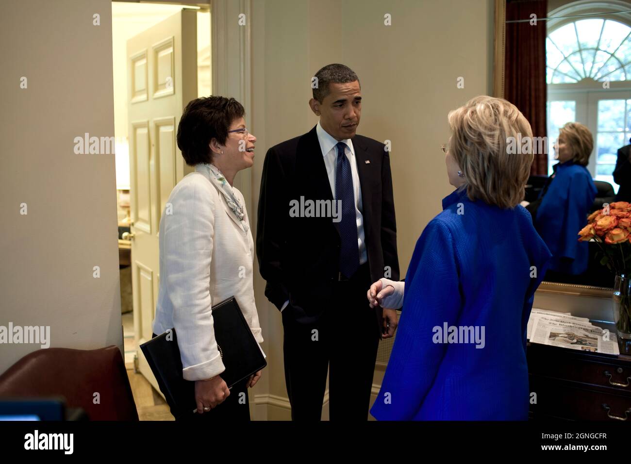 Le président Barack Obama rencontre la secrétaire d'État Hillary Clinton 6/22/09 à la Maison Blanche. Photo officielle de la Maison Blanche par Pete Souza Banque D'Images