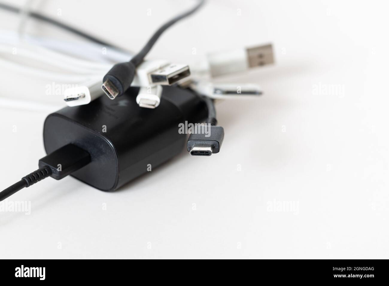 L'UE propose la normalisation des câbles de charge pour les téléphones cellulaires selon la norme USB-C, ce qui permet d'économiser et d'éviter les déchets grâce à la normalisation. Banque D'Images