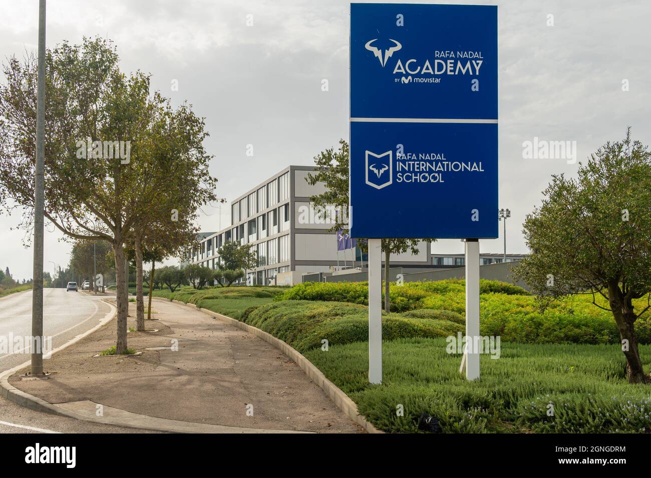 Manacor, Espagne; septembre 25 2021 : façade principale du centre sportif de Rafa Nadal qui abrite l'école internationale, le musée et les terrains de sport créés Banque D'Images