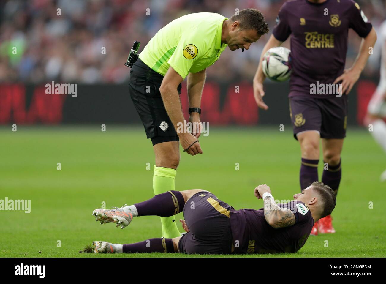AMSTERDAM, PAYS-BAS - SEPTEMBRE 25 : arbitre Pol van Boekel, Tomas Suslov du FC Groningen lors du match hollandais entre Ajax et le FC Groningen au Johan Cruijff Arena le 25 septembre 2021 à Amsterdam, pays-Bas (photo de Peter Lous/Orange Pictures) Banque D'Images