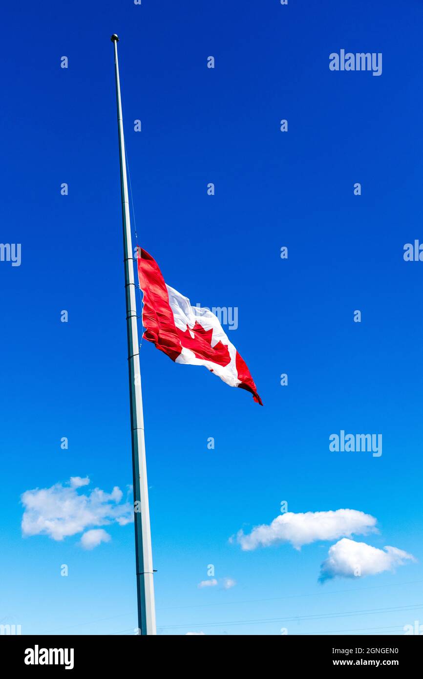 Un drapeau canadien vole à la moitié du personnel en l'honneur des survivants des pensionnats autochtones. Banque D'Images