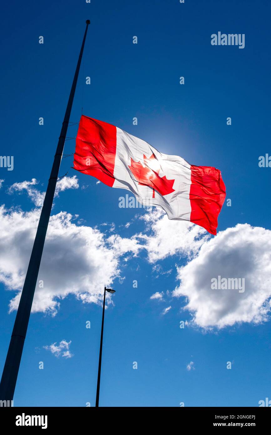Un drapeau canadien vole à la moitié du personnel en l'honneur des survivants des pensionnats autochtones. Banque D'Images