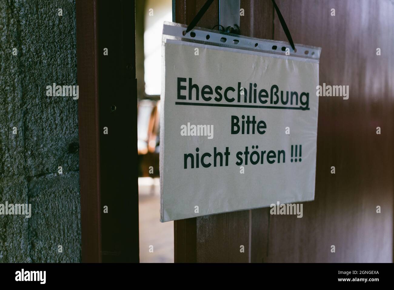 S Il Vous Plait En Allemand Gros plan d'un panneau allemand suspendu sur une porte qui dit MARIAGE (EN  COURS) S'IL VOUS PLAÎT NE PAS DÉRANGER Photo Stock - Alamy