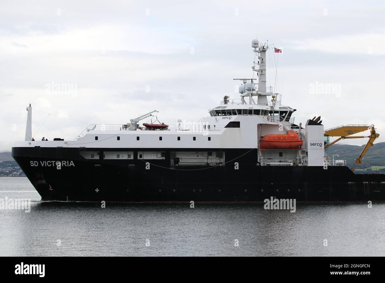 SD Victoria, un navire de soutien mondial exploité par Serco Marine Services pour le compte de l'armée britannique, passe Greenock sur le Firth de Clyde, alors qu'elle se dirige vers les exercices militaires Dynamic Mariner 2021 et joint Warrior 21-2. Banque D'Images