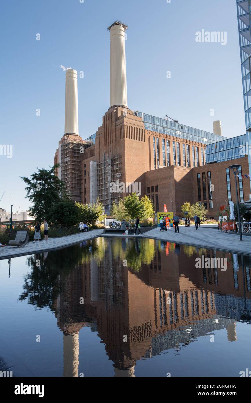 Réflexions des cheminées emblématiques de la centrale au charbon de Battersea désaffectée - aujourd'hui un nouveau développement prestigieux à usage mixte Banque D'Images